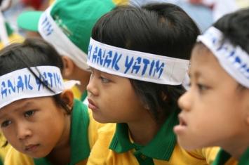 7 KEUTAMAAN MEMULIAKAN ANAK YATIM 7 KEUTAMAAN MEMULIAKAN ANAK YATIM